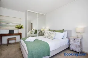 St Kilda Ocean View with Parking - Image 2