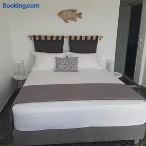 Flora Rooms & Apartments - Image 1