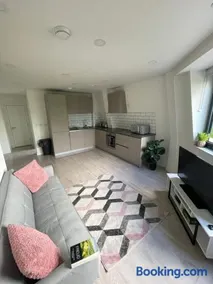 Modern Suite- Bedford City centre with free gym & parking - Image 3