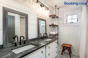 Relaxing 5BR Lake House Retreat - Image 4