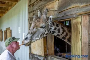 Zootastic Retreat Private Hot Tub Zoo Access - Image 1