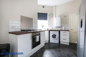 5 bedroom house, free parking, near football, sleeps 8 - Image 4