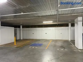 Midnight Luxe 2BR 2Bath 2Car 230 in the heart of Braddon Pool Gym Sauna - Image 3