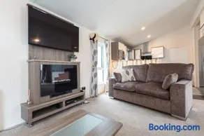 Pool Lodge - Image 3