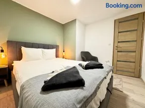 R5 Patio 2 Bedrooms Free Parking - Image 2