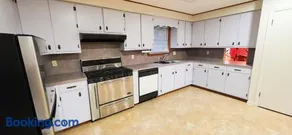 Comfortable & Spacious 3 Bedroom Home - Image 4