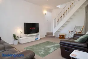 Natures Lodge Fully Furnished Home Coventry - Image 2