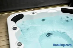 The White Rose Lodge with Hot Tub - Image 1