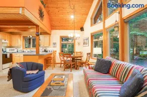 Nostalgic Mt Baker Cabin with King Bed in Snowline - Image 1