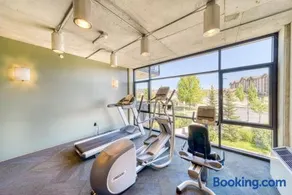 Downtown Condo Above Restaraunts- Free Parking - Image 4
