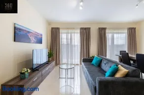 Designer 3BR home, w/ lovely green views & WIFI by 360 Estates - Image 3