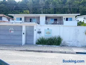 Apto Térreo com 2 quartos (ambos com ar split), sendo 1 suíte, internet privativa 300MBPS, no Residencial Vila Regina, condominio com piscina e área gourmet bem próximo a praia de Taperapuã - Image 2