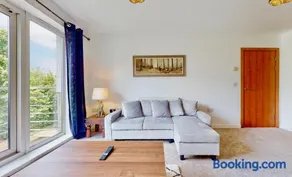 Riverside Apartment with Parking 1 Mile from Town Centre - Image 3