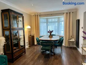 Luxury Oriental Home with Exotic Garden & Free Parking - Image 4