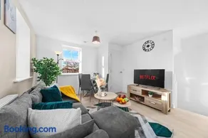 Opulent 2BR 2BA House with FREE Parking - Image 1
