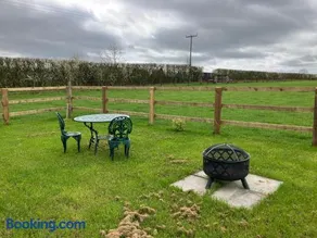 Woodpeckers Shepherds Hut - Image 2