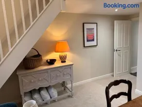 Unique garden flat in converted chapel - Hungerford - Image 4