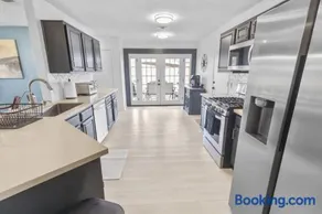 3BR Home with Firepit I Easy Access to NRG & FIFA - Image 3