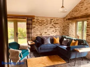 Detached Barn in Tamar Valley, EV charging included - Image 3