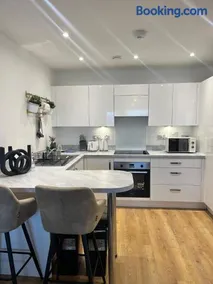 Prime Location - Apt - Stay 4 - Lakeside - Parking - Image 1