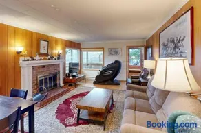 Comfy duplex with peekaboo ocean views private hot tub & easy beach access - Image 4