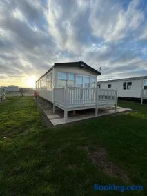 6 berth caravan in Ingoldmells opposite beach - Image 1