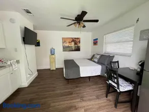 Sunny beach retreat with private bath, room and yard-3miles from Beach - Image 4