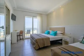 Hotel Augustus- Davanti a noi c'è solo il mare - Image 3
