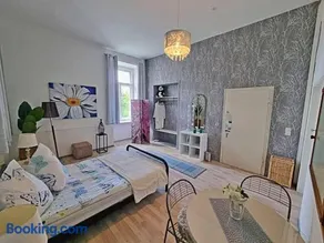 Nr 1 Gemütliches Zimmer im Zentrum 300m vom Marktplatz entfernt mit Stadtblick WLAN WC und Duschkabine zur Mitbenutzung gut angebunden und funktional eingerichtet - Image 5