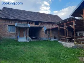 Studio cu bucatarie , baie , scara interioara , etaj cu dormitor openspace , curte cu grill, terasa - Image 1