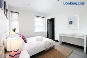 Stylish Didsbury Apartment - Walk to Train Station - Image 3