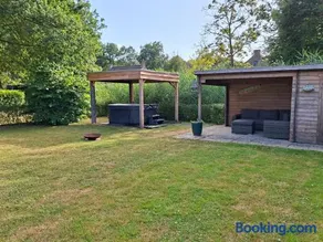 Vakantiewoning met overdekte, voorverwarmde jacuzzi in grote tuin - Image 2