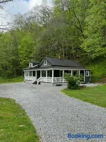 The Renovated Farmhouse at Seneca Rocks - Image 4