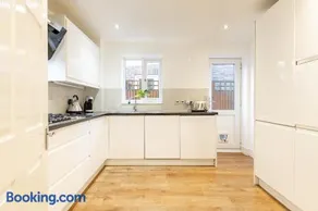 5 Bed House Heathrow Egham Virginia Water Sleeps 7 or Up To 8 If Sharing Beds, Mid To Long Term Bookings Welcome - Image 3