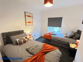 Homey Grimsby Sleeps 7 with Free Parking - Image 3