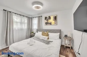 Comforting Retreat Near Woodfield Mall home - Image 3