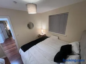 Big new house! 5BDR, sleeps 13, with parking - Image 2