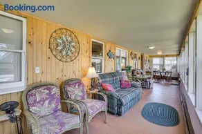 4-Season Anglers Cabin At Shawano Lake w/ Views! - Image 2