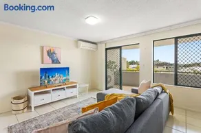 Family-Friendly 2 Bed Retreat Yard Parking Albion - Image 1