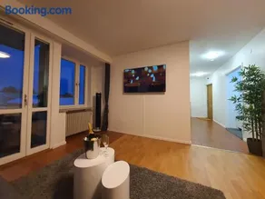 Close to the subway. Beautiful and Cozy apartment! - Image 2