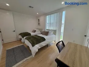 Modern Tri-Level Condo in Prime LA Rooftop View - Image 2