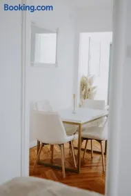 Gold Luxury Apartment - Image 5