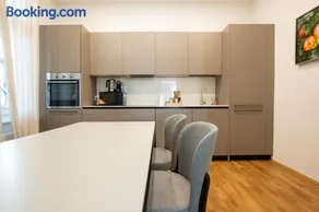 Charming 2-Room Apartment with Balcony, 15 Min to Center - Image 3