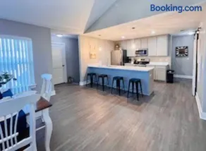 Modern 3-bedroom condo with gas fireplace - Image 3