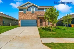 Entire house near airport & COTA - Image 2