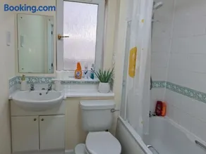 Spacious Modern 2-BR Apartment in Aberdeen City Centre - Image 4