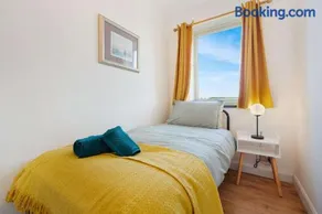 Chic 3BR Rotherham Parking WIFI By stay with us - Image 2