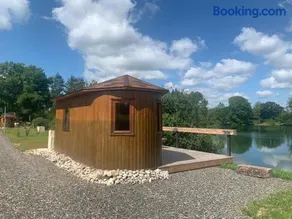 La Feuille - Cabane isolée avec vue sur étang, terrasse privée & pêche - Image 4