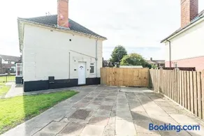 2 Vehicle Private Parking, Aseda 4 Bedroom Game Zone -Pool table, Garden Home - Image 2