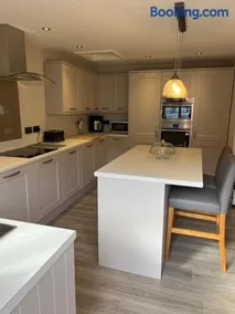 The Coach House Stylish spacious retreat with secure parking - Image 4